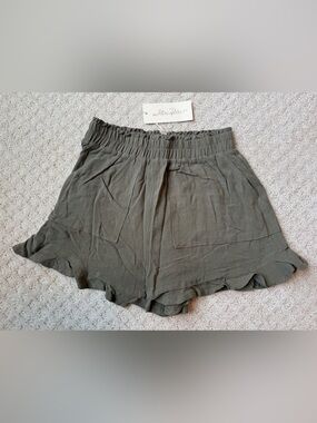 NWT Allie Rose Linen Ruffle hem shorts. Women’s small army green
